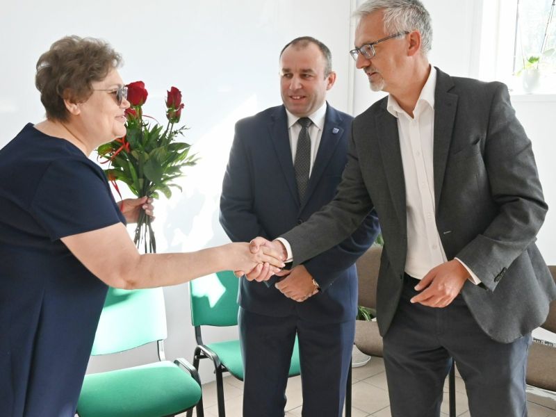 Dyrektor Centrum Usług Społecznych Anna Sikorska przyjmuje gratulacje od Wójta Gminy Lubicz Marka Nicewicza