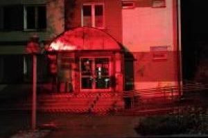 Budynek Urzędu Gminy Lubicz podświetlony na czerwono