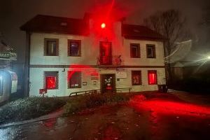 Urząd Gminy Lubicz oświetlony na czerwono
