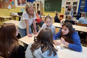 Nauczycielka z uczniami podczas warsztatów w Szkole Podstawowej w Młyńcu Pierwszym