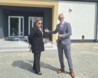 Wójt Marek Nicewicz i Dyrektor CUS Anna Sikorska przed wejściem do budynku