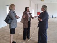 Trzy pracownice Urzędu Gminy Lubicz i CUS rozmawiają w remontowanym obiekcie