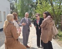 Wójt Marek Nicewicz i Dyrektor CUS Anna Sikorska rozmawiają ze współpracownikami