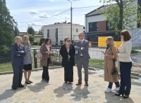 Pracownicy Urzędu Gminy Lubicz i CUS Lubicz przed remontowanym budynkiem