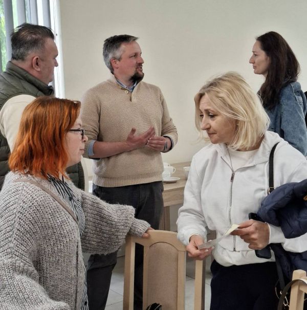 Grupa rozmawiających ludzi