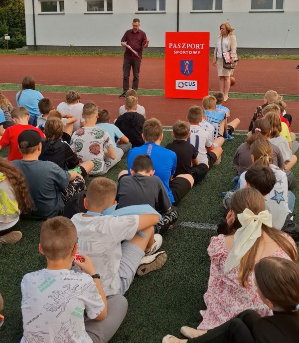 Pracownicy CUS opowiadają dzieciom o Sportowych Paszportach