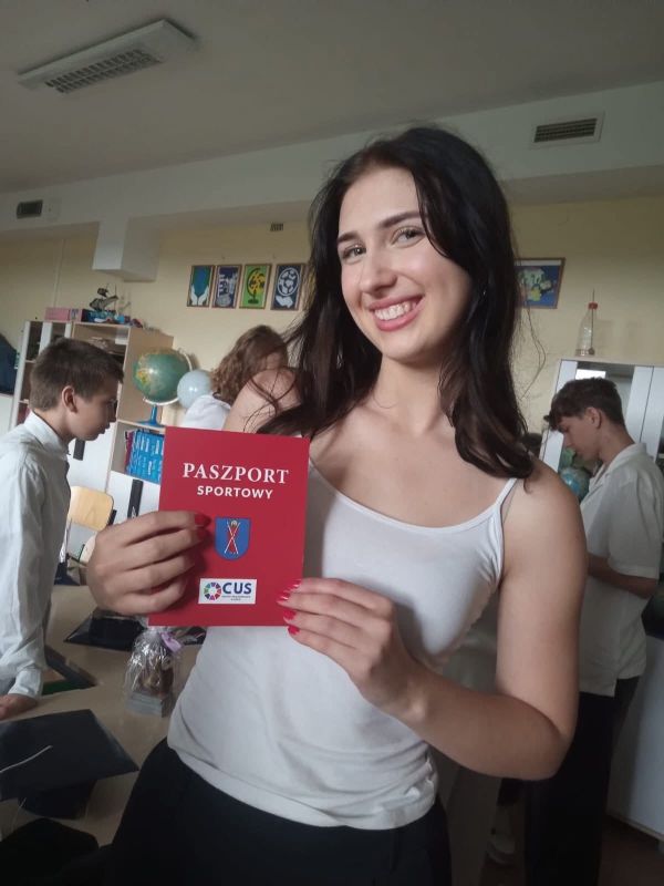 Nastolatka  z Paszportem Sportowym w ręku