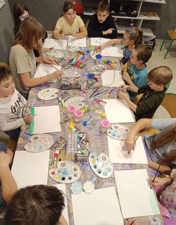 Grupa dzieci przy pracy plastycznej