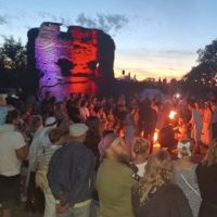 oświetlony zamek i tłum ludzi