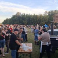 Tłum ludzi przy ruinach zamku