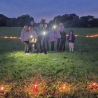 Grupa ludzi na polu z lampionami