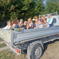 Kobiety w kostiumach na furgonetce