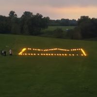 Świetlista korona z lampionów na polu