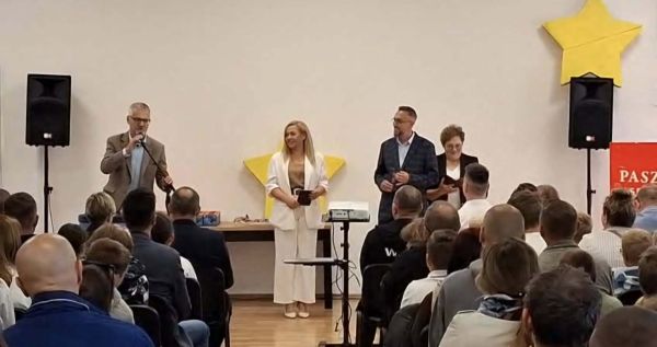 Wójt wręcza nagrody organizatorom projektu