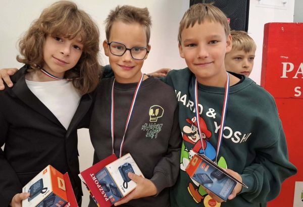 Trzech młodych chłopców z nagrodami
