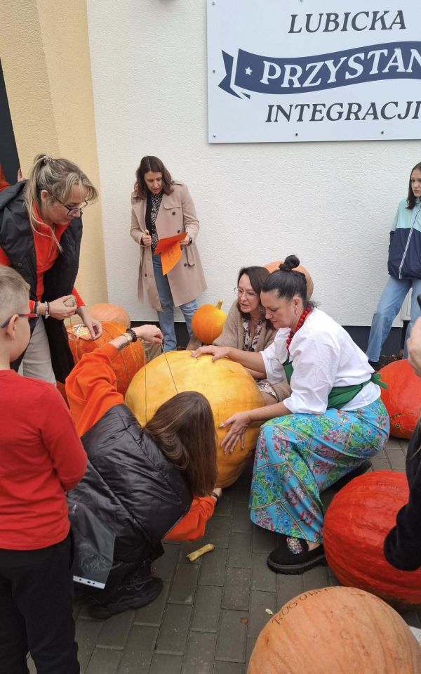Kobiety mierzą duże dynie