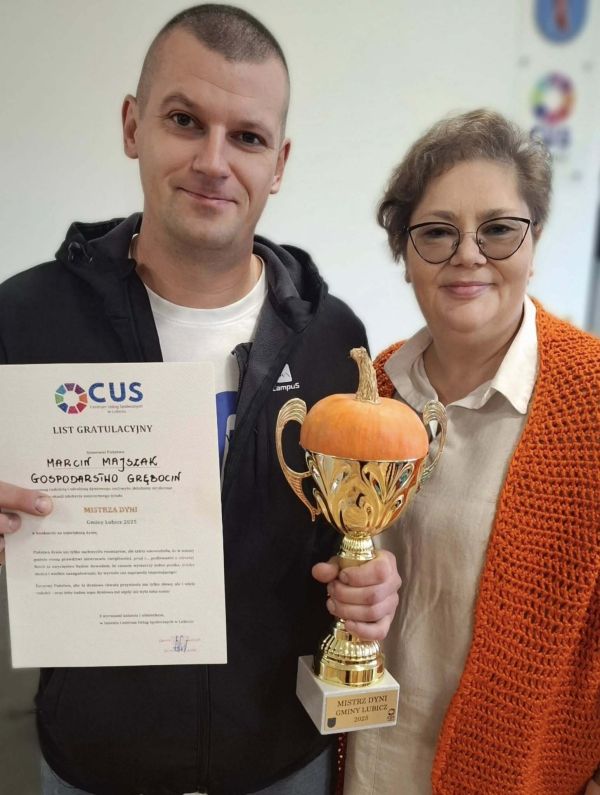 Mistrz Dyni z pucharem stoi obok dyrektor CUS Anny Sikorskiej