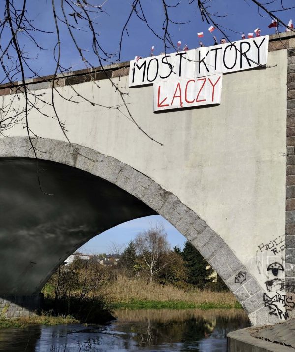 Most na którym widać napis - most który łączy