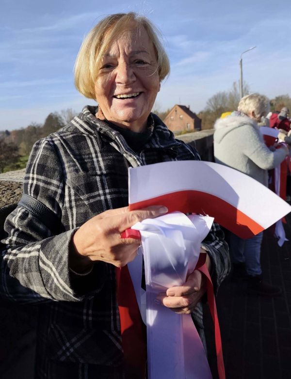 Uśmiechnięta Seniorka z flagą Polski