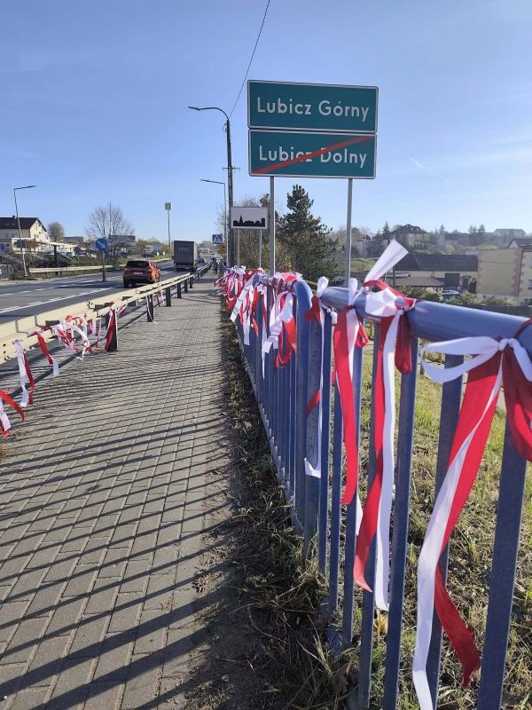 widok mostu z wiszącymi flagami
