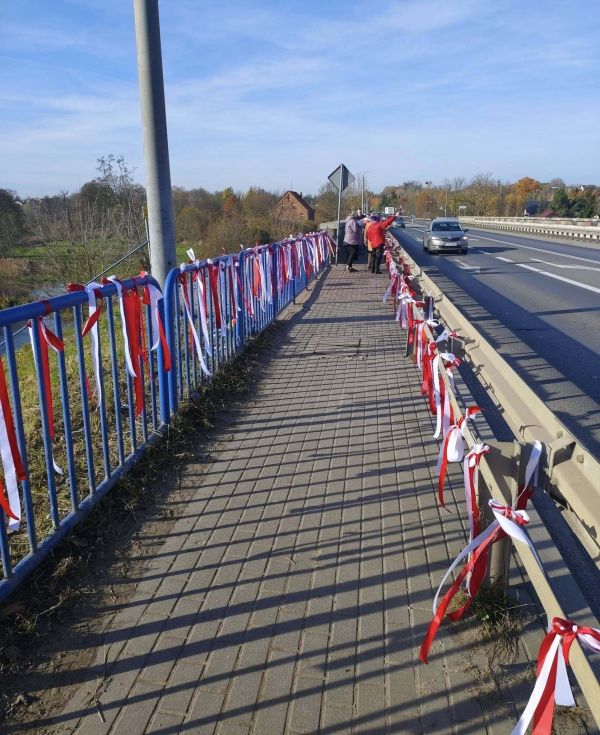 widok mostu z wiszącymi flagami
