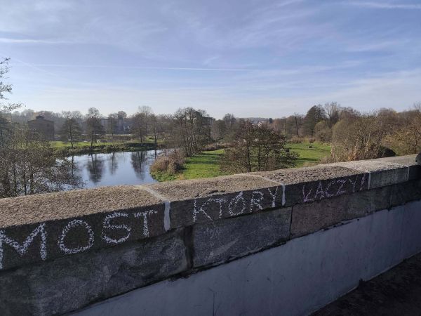 Napis na moście - most który łączy