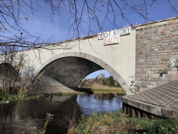 Widok na most z napisem - Most który łączy