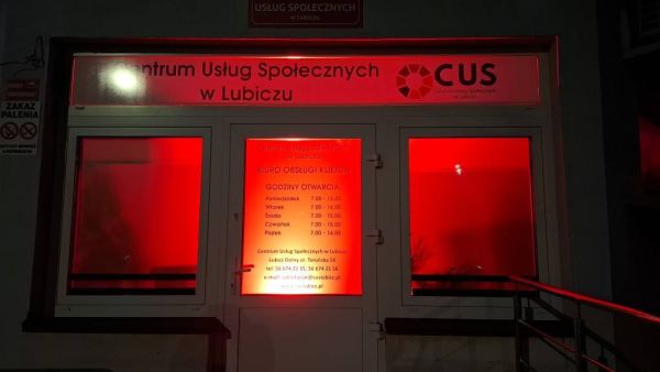 Drzwi wejściowe CUS podświetlone na czerwono