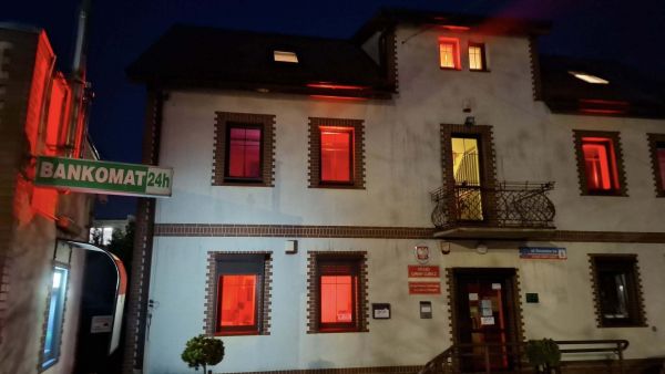 Urząd Gminy Lubicz podświetlony na czerwono