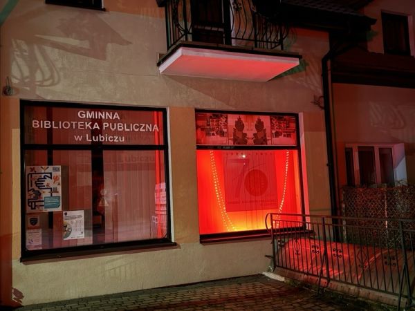 Biblioteka w Lubiczu Dolnym podświetlona na czerwono