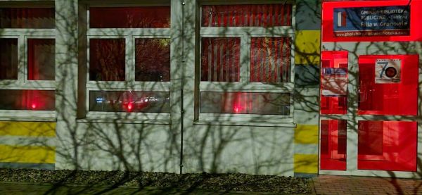 Biblioteka w Gronowie podświetlona na czerwono