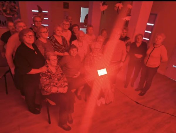 Seniorzy z Dziennego Domu Senior+ w Gronowie w czerwonym świetle