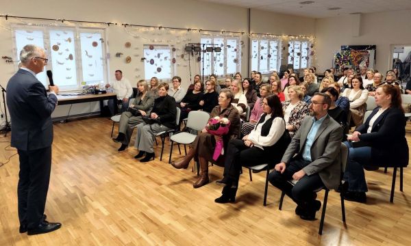 Wójt Marek Nicewicz przemawia przed pracownikami CUS