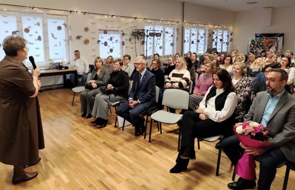 Dyrektor CUS Anna Sikorska przemawia przed swoimi pracownikami