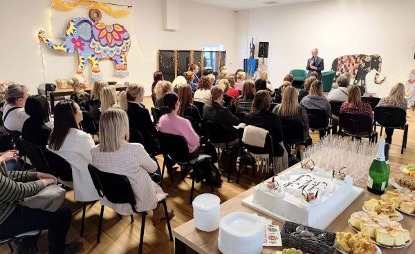 Pracownicy CUS widok od tyłu sali