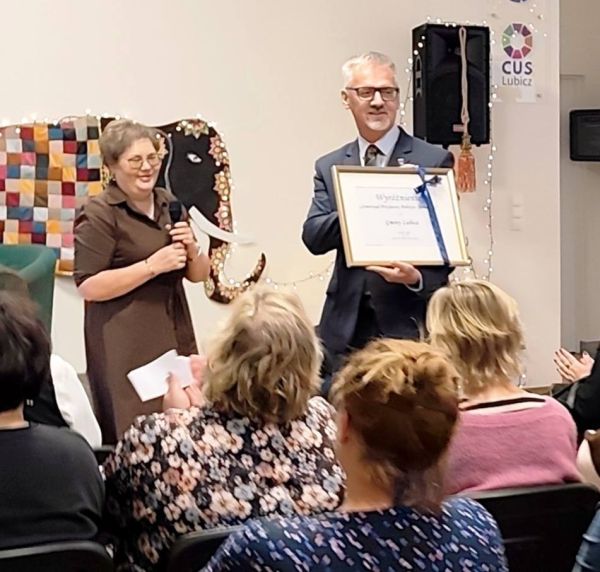 Wójt Marek Nicewicz i dyrektor Anna Sikorska przed publicznością