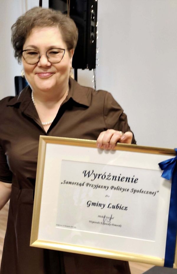 Dyrektor Anna Sikorska z dyplomem