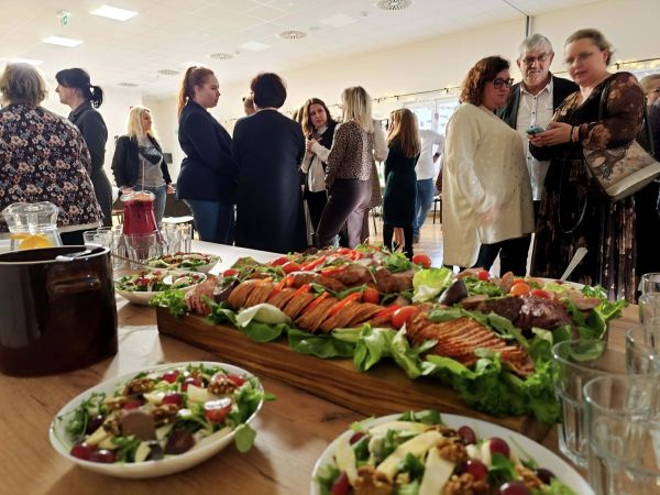 Przekąski i ludzie w tle