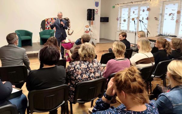 Wójt Marek Nicewicz przemawia przed pracownikami CUS