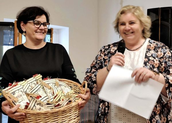 Pracownice CUS z koszek pełnym podarków