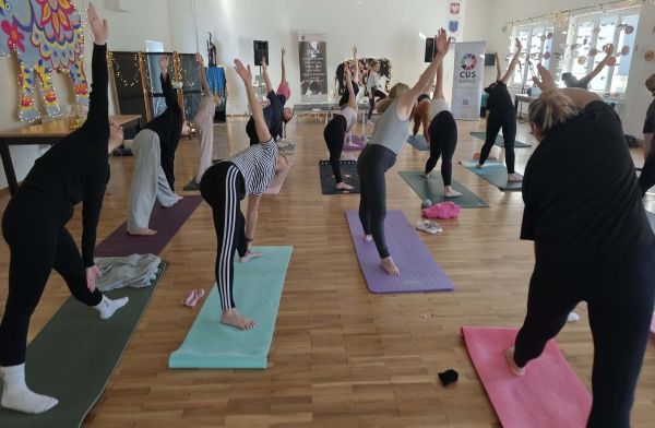 Grupa ćwicząca joge