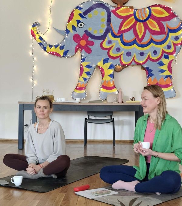 Instruktorka Jogi i Ajurwedy siedzą po turecku