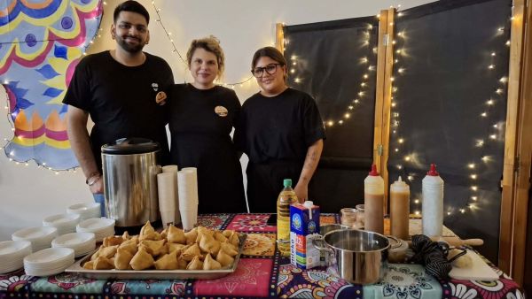 Właściciele restauracji Indieat przy swoim stanowisku