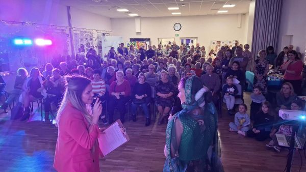 Prowadząca przedstawia publiczności artystke - tancerkę