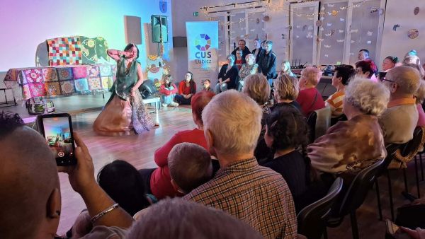 Publiczność podziwia taniec tancerki