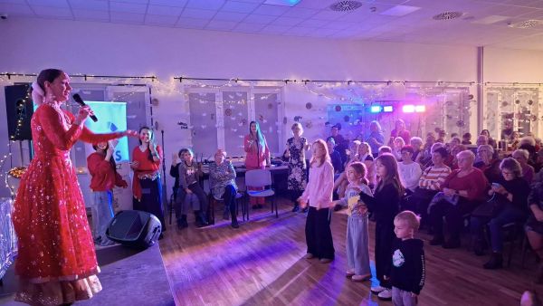 Tancerka w czerwonej sukience prowadzi zajęcia