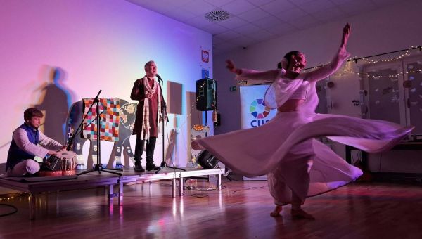 Występ artystów - piosenkarz i tancerka