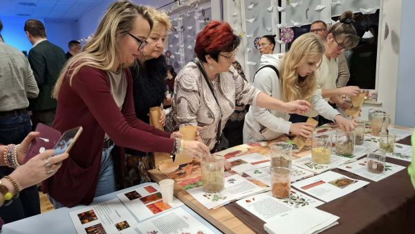 Zainteresowani ludzie przy stanowisku Młyna Wiedzy