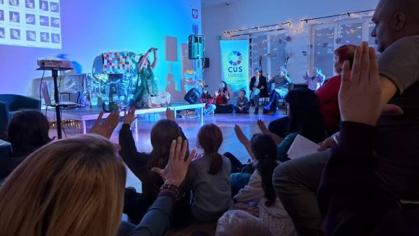 Występ artystyczny tancerki i publiczność