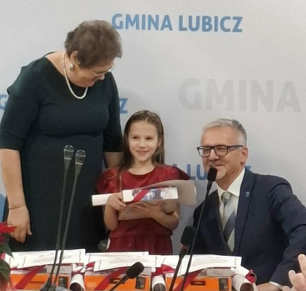 Wójt Gminy Lubicz i Dyrektor CUS w Lubiczu z laureatką konkursu